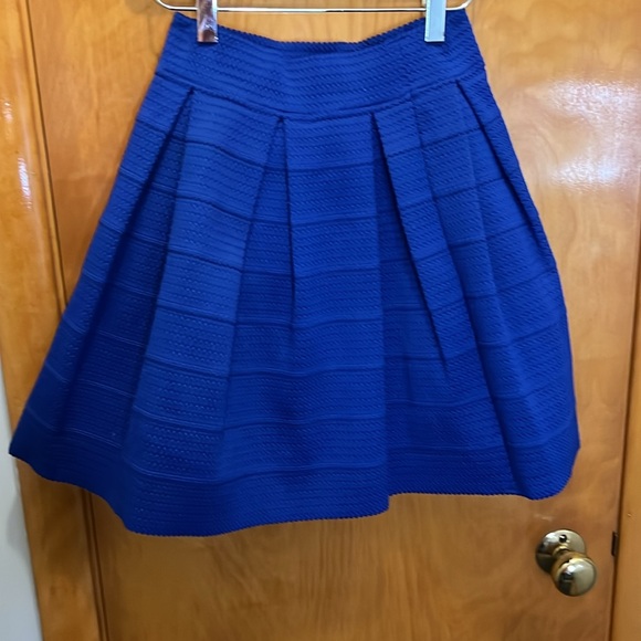 Express Women SP Cobalt Blue Texture Flounce Skirt  NWT - Picture 2 of 7